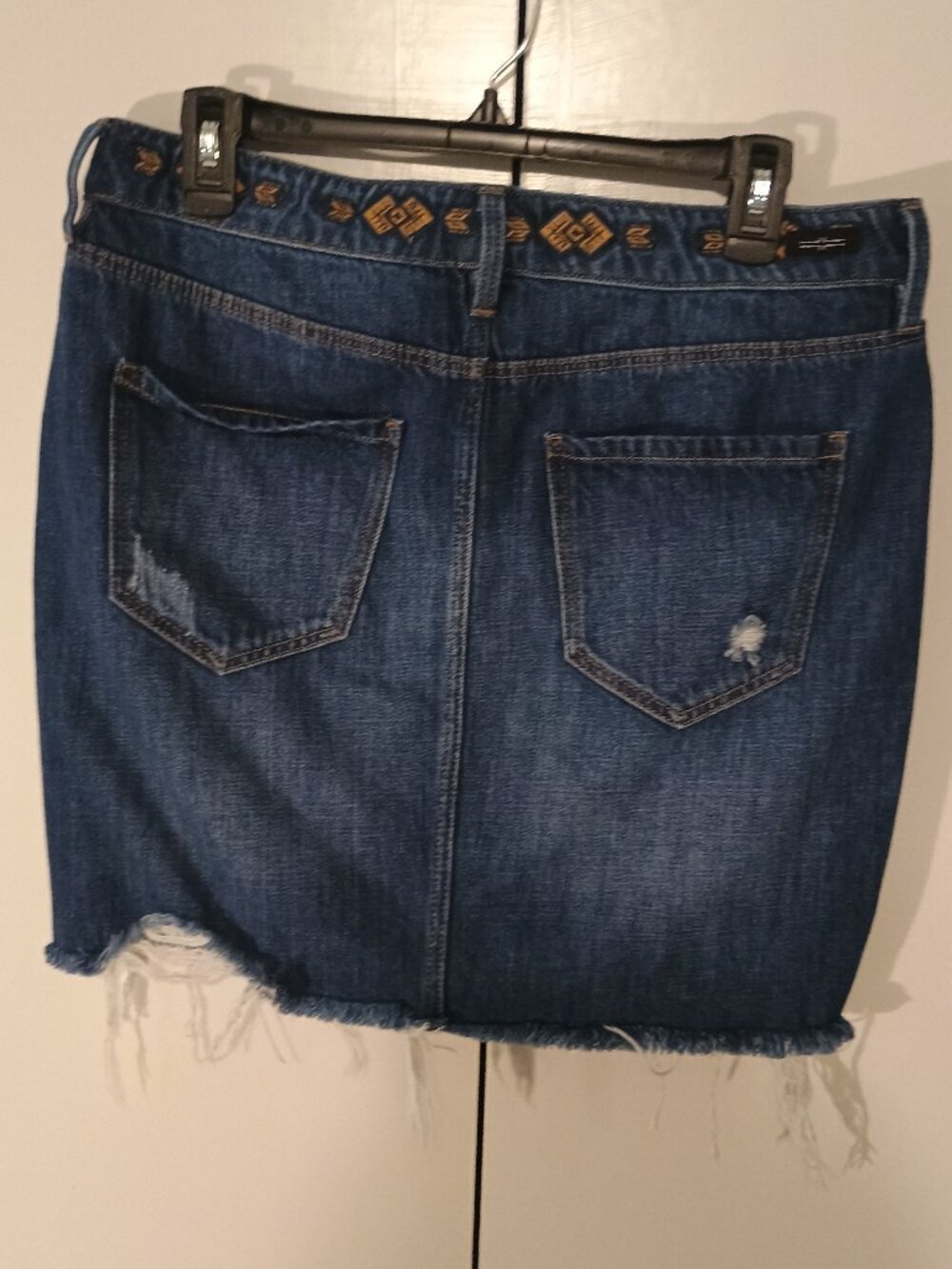 Liverpool Denim Distressed Mini Skirt Size 8/29 Blue Wash Raw Hem Embroidered - Picture 3 of 10